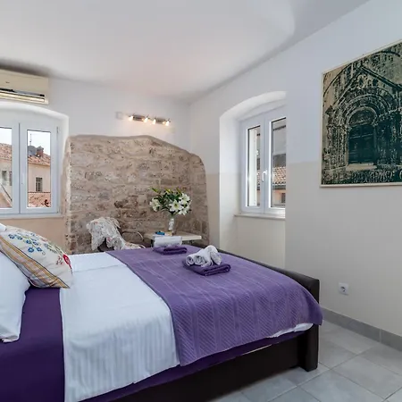 Square View-heritage * Trogir