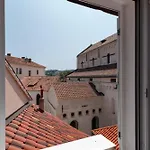 Square View-heritage Apartment *